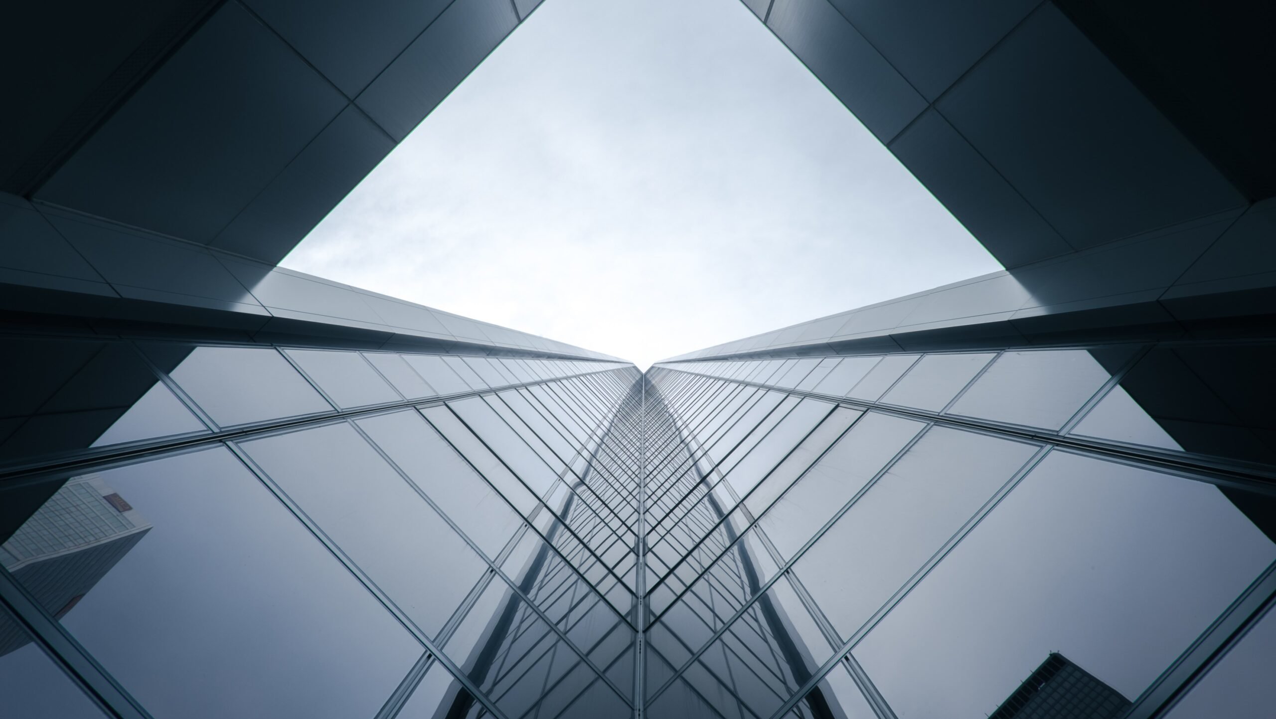 高層ビルの間から見上げた青空の写真